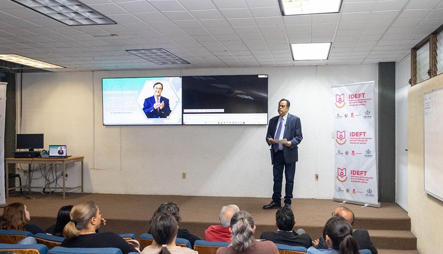 Comparte IDEFT su visión a estudiantes de la UTJ