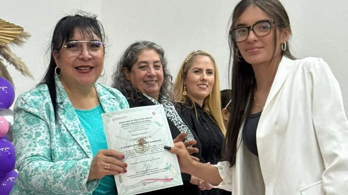 Entregan constancias de formación en el instituto de la mujer e igualdad